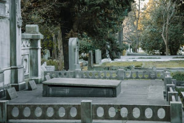 Enterrement pas cher : que valent ces obsèques low-cost et combien ils coûtent ?