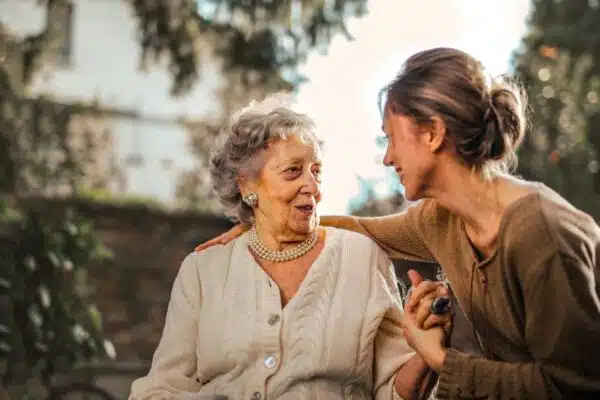 Droits des seniors : comprendre les aides pour la perte d’autonomie