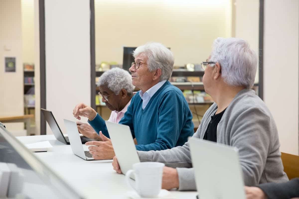 Les astuces infaillibles pour rester connecté et éviter l’isolement en tant que senior