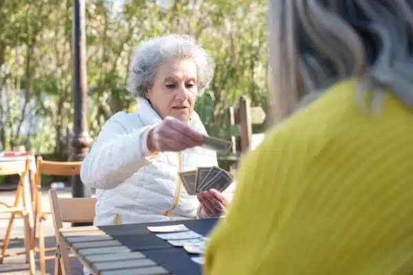 Les loisirs incontournables pour les seniors : découvrez nos recommandations !