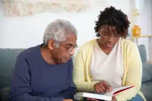 L’importance des activités sociales pour les seniors : une clé du bien-être et du vieillissement positif