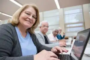 Les indispensables outils technologiques pour les seniors : facilitez leur quotidien !