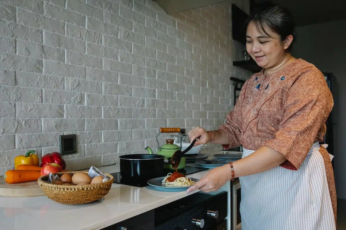 Découvrez les dernières avancées technologiques pour faciliter la cuisine des seniors