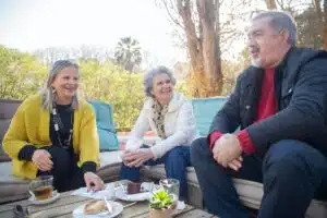 Activités familiales adaptées aux seniors : Guide pour des moments de partage intergénérationnel
