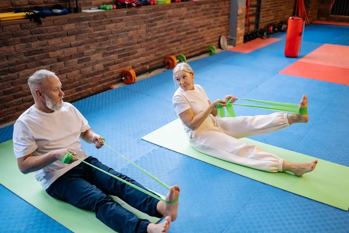 Les meilleurs exercices physiques adaptés aux seniors pour rester en forme
