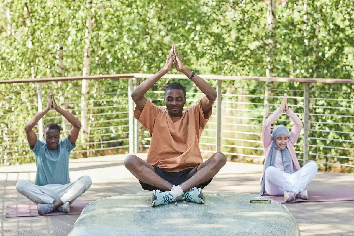 Les bienfaits de la méditation et de la relaxation pour les seniors : une solution anti-stress et revitalisante