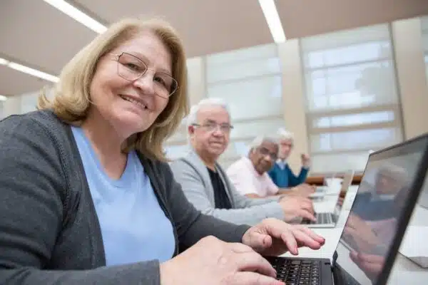 Les astuces indispensables pour les seniors afin de rester connectés grâce aux nouvelles technologies