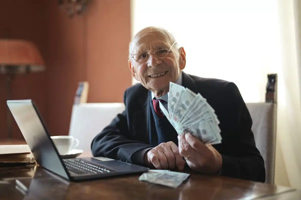 Prévention des abus financiers envers les personnes âgées : Guide essentiel pour la sécurité financière des seniors