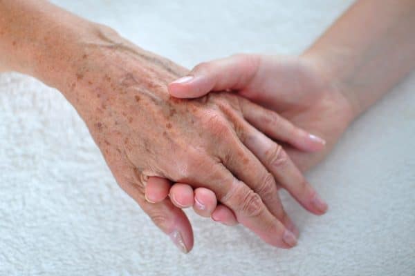 Comment aider une personne âgée qui souffre de solitude ?