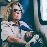 Mode vestimentaire pour les plus de 60 ans : conseils pour rester jeune et chic