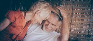 Couple heureux partageant des moments de complicité après 60 ans