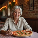Femme senior souriante découvrant une pizza taille intermédiaire dans une trattoria italienne authentique