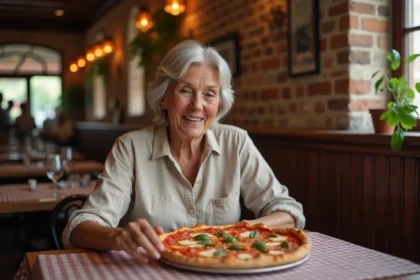 Femme senior souriante découvrant une pizza taille intermédiaire dans une trattoria italienne authentique