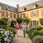 Résidence seniors en Bretagne avec des personnes âgées se promenant dans un jardin fleuri typique des Côtes-d'Armor