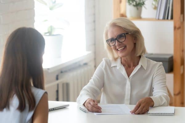 Comment se présenter rapidement ?