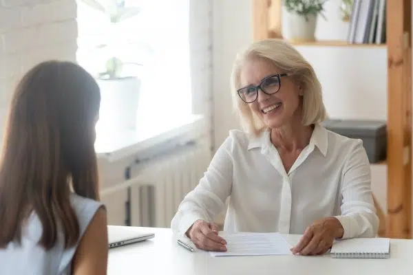 Comment se présenter rapidement ?