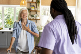 Services à la personne à Poitiers : comment simplifier le quotidien des seniors en 2026